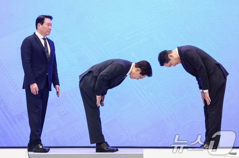 イ・ジェミョン（李在明）大統領とサムスン電子のイ・ジェヨン（李在鎔）会長が6月29日、大統領府迎賓館で開かれた「大韓民国大跳躍3大メガプロジェクト国民報告会」であいさつしている。左端はSKグループのチェ・テウォン（崔泰源）会長(c)news1