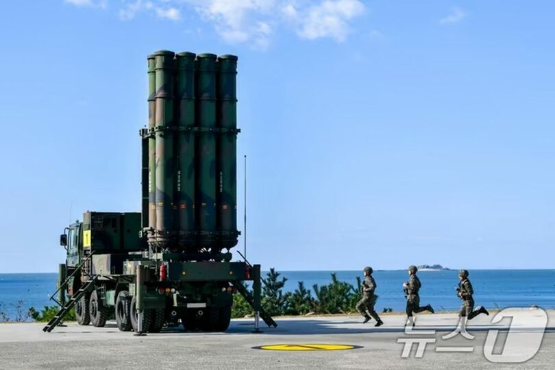 韓国西部海域で実施された誘導弾迎撃実射訓練で「天弓II」の発射準備をする作戦要員＝2024年11月6日、韓国軍合同参謀本部提供(c)news1