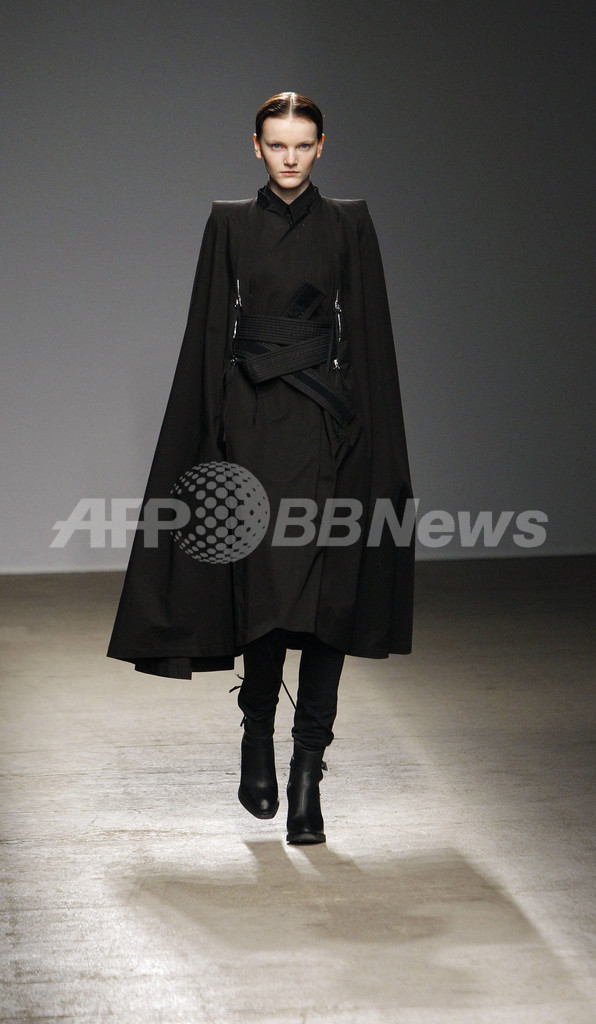 ＜10/11年秋冬パリコレクション＞ニコラ・アンドレア・タラリス、新作を発表