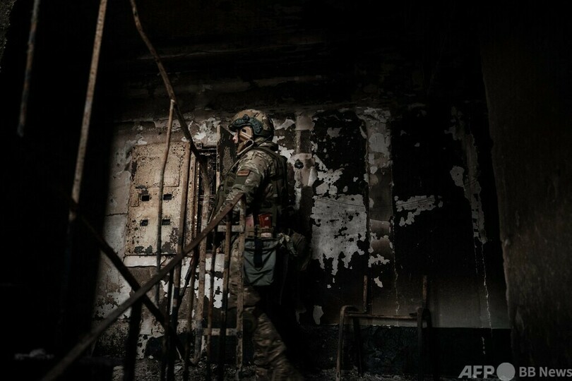 極寒の中で身を潜める狙撃手 ウクライナ東部