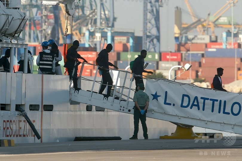 イタリアが受け入れ拒否の移民を乗せた船、スペイン到着