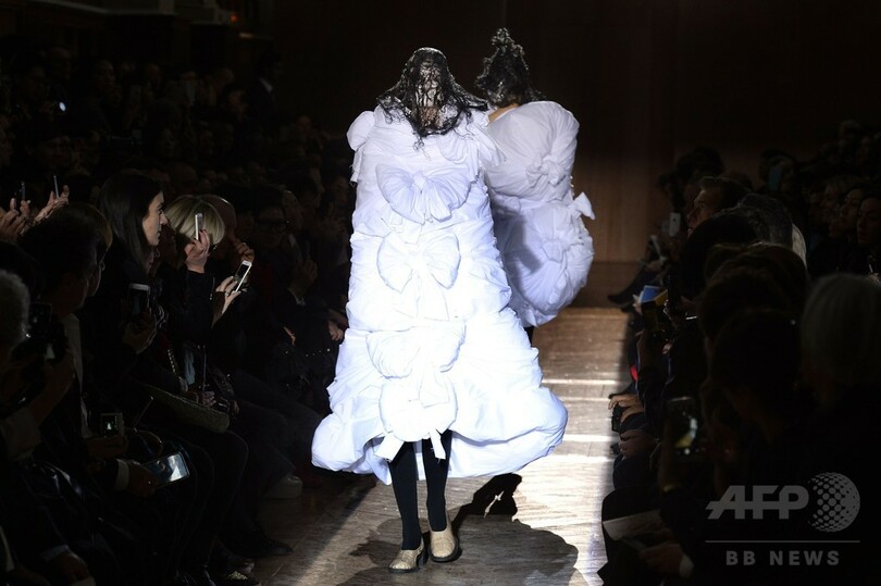 別れの痛みを美しく表現、「コム デ ギャルソン」15/16秋冬