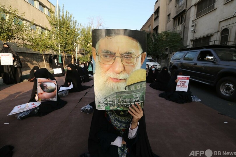 イラン最高指導者、マクロン氏の風刺画擁護は「愚行」