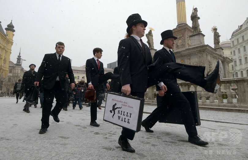 雪にも負けず「バカ歩き」、ファン50人が技を披露 チェコ