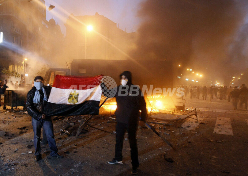 エジプトのデモで死者27人、大統領は続投を強調