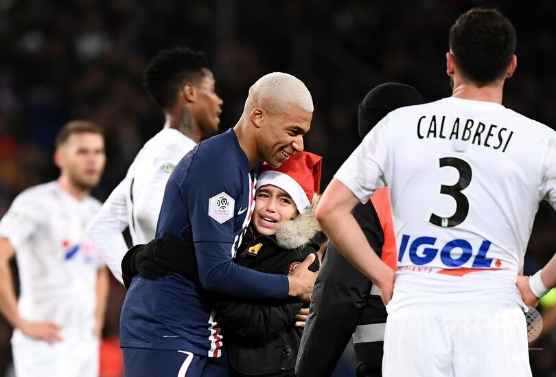 エムバペがサンタクロースに変身、子どもたちにクリスマスプレゼント