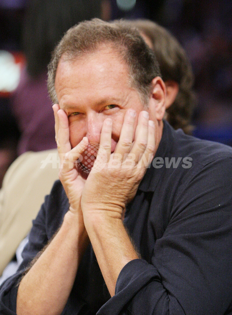 ニッキー・ヒルトンら著名人がNBAの試合を観戦