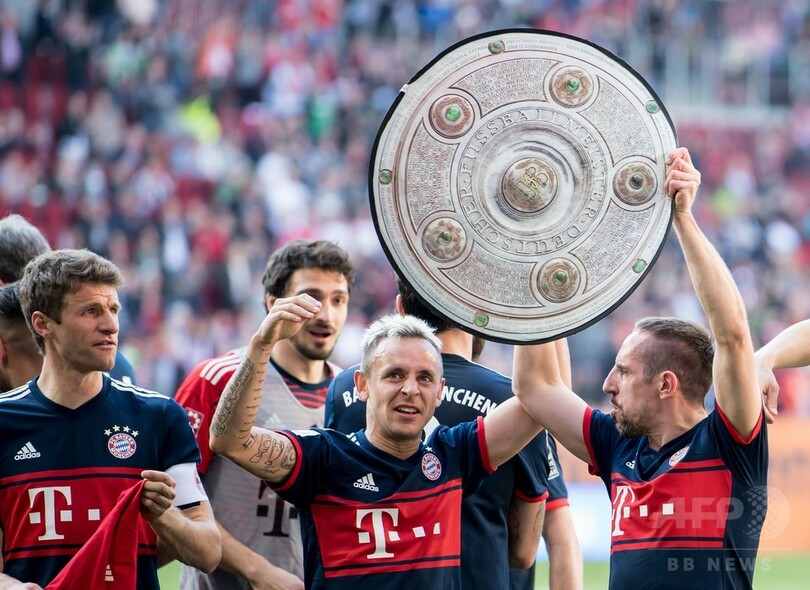 バイエルンがリーグ6連覇、ハメスらの得点でアウクスブルクを一蹴