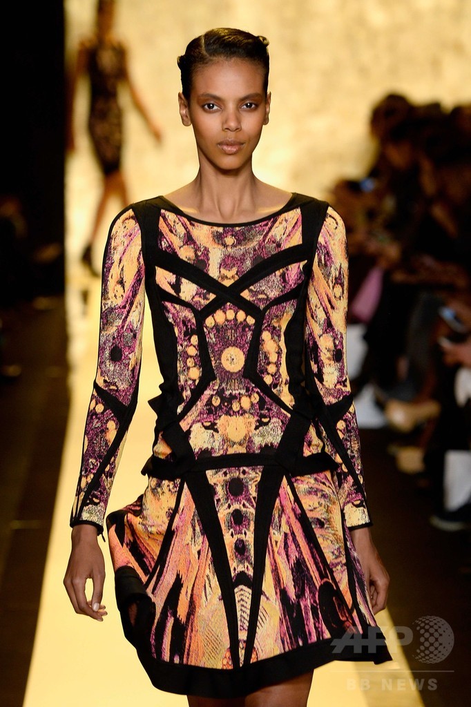 タイトなシルエットとシークインでフェミニンに、「エルベ・レジェ バイ マックスアズリア」15/16年秋冬