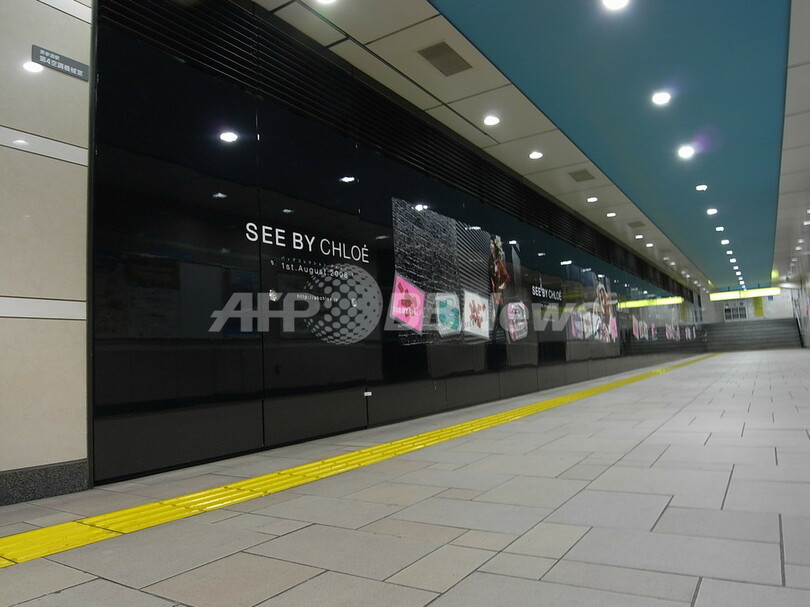 「シー バイ クロエ」からバッグ登場、表参道駅に実物バッグが