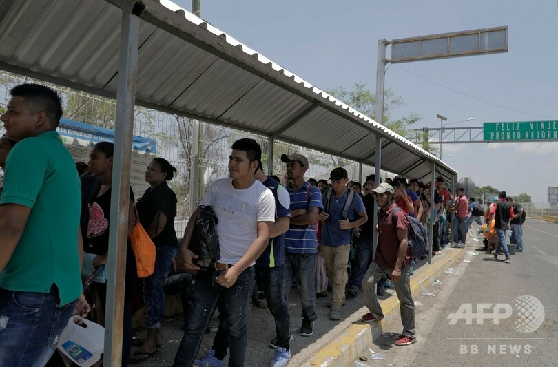 350人の移民キャラバン、メキシコ国境を強行突破