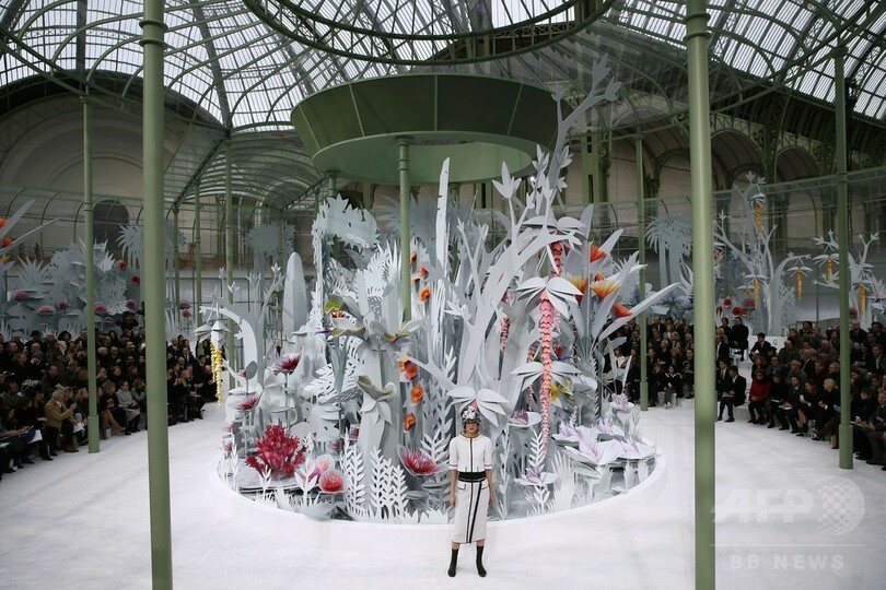 21世紀のフラワーウーマン、「シャネル」15年春夏オートクチュール