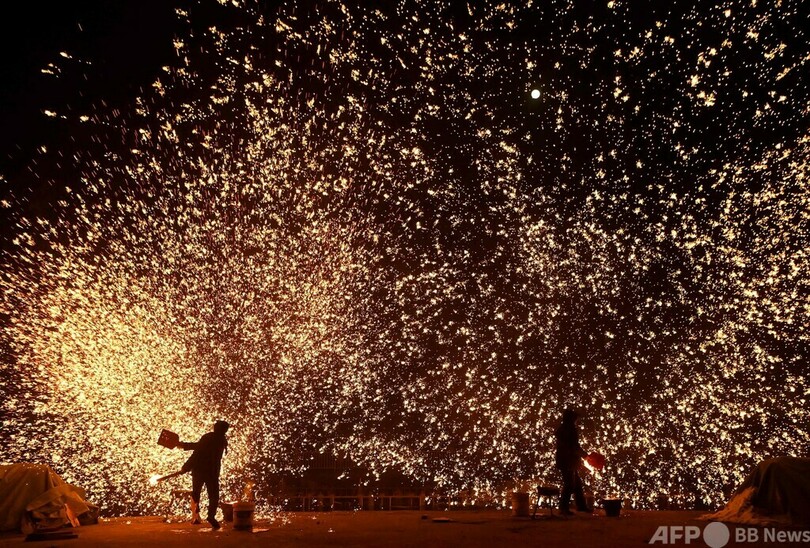 【今日の1枚】元宵節の夜に散る火花 中国