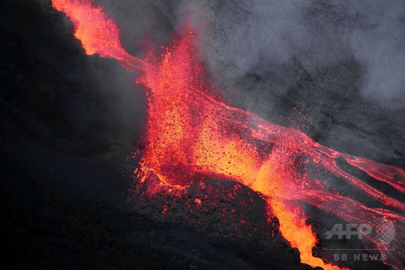 インド洋のフルネーズ火山が噴火、溶岩激しく噴出
