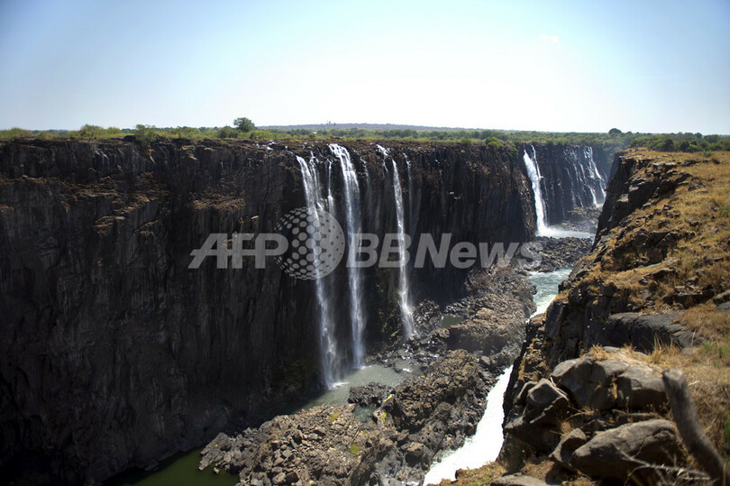 ビクトリアの滝に観光客転落、打撲のみで生還