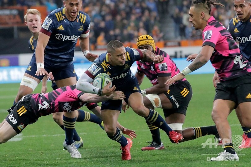 NZでラグビー再開、ファン2万人が熱戦見つめる