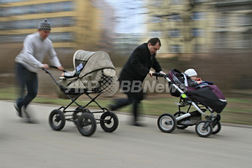 チェコ各地でベビーカーレース、泣き出す子どもも