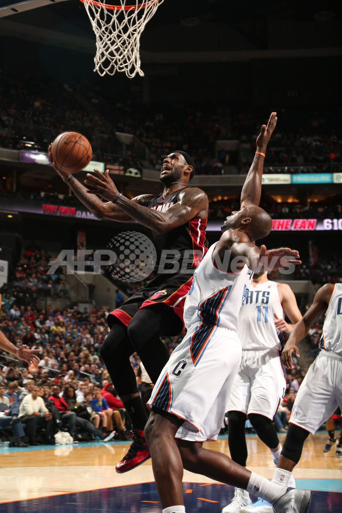 ヒートがボブキャッツ下す、ジェームズ30得点