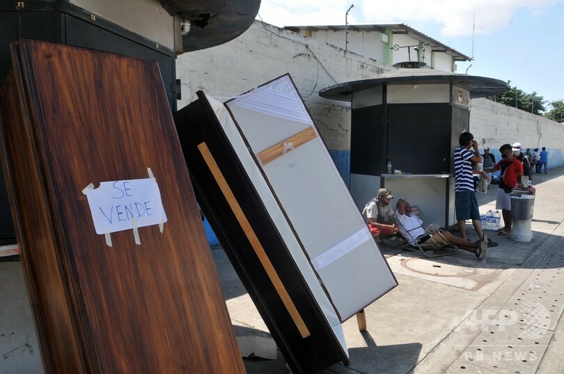 医療崩壊の最前線、トイレにまで積み重ねられた遺体 エクアドル