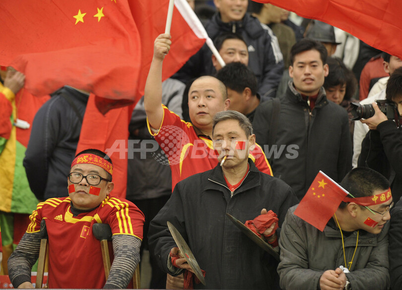 敵意を抱く中国サポーターと相まみえる日本代表