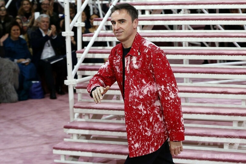 50～70年代の要素を取り入れた新たな女性像を提案、「ディオール」15年春夏オートクチュール