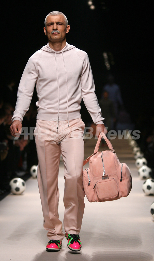 ＜08/09年秋冬ミラノ・メンズコレクション＞ダーク・ビッケンバーグ、新作を発表