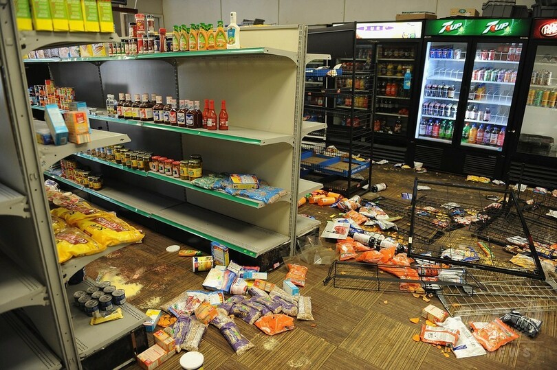 米セントルイスで白人警官が黒人少年を射殺、デモ隊に催涙ガス