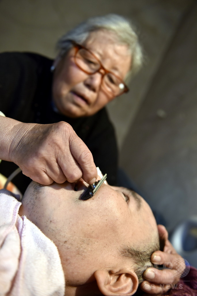 72歳母、植物状態の息子を14年間介護 山東