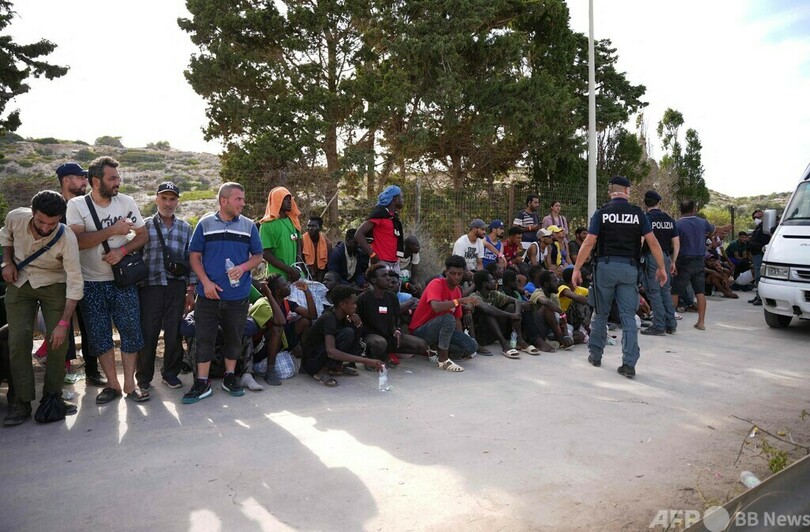 イタリアに殺到の移民、フランスは受け入れず 内相