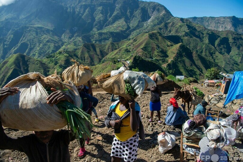 【今日の1枚】ギャング避けて険しい山道を歩く行商人 ハイチ