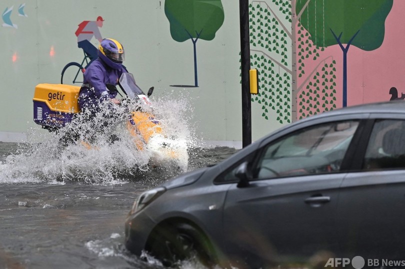 英ロンドン各地で豪雨、道路冠水 2階建てバスも立ち往生