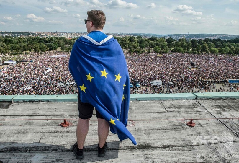 チェコ首相の退陣要求デモに25万人、共産政権崩壊後で最大規模