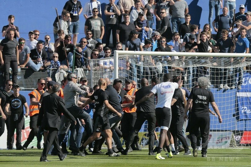 悪質観客が選手を襲撃、2度のピッチ乱入で仏リーグの試合が中止