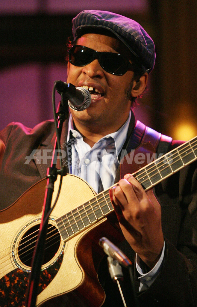 「The Late Late Show with Craig Ferguson」に盲目のミュージシャン、ラウル・ミドン登場