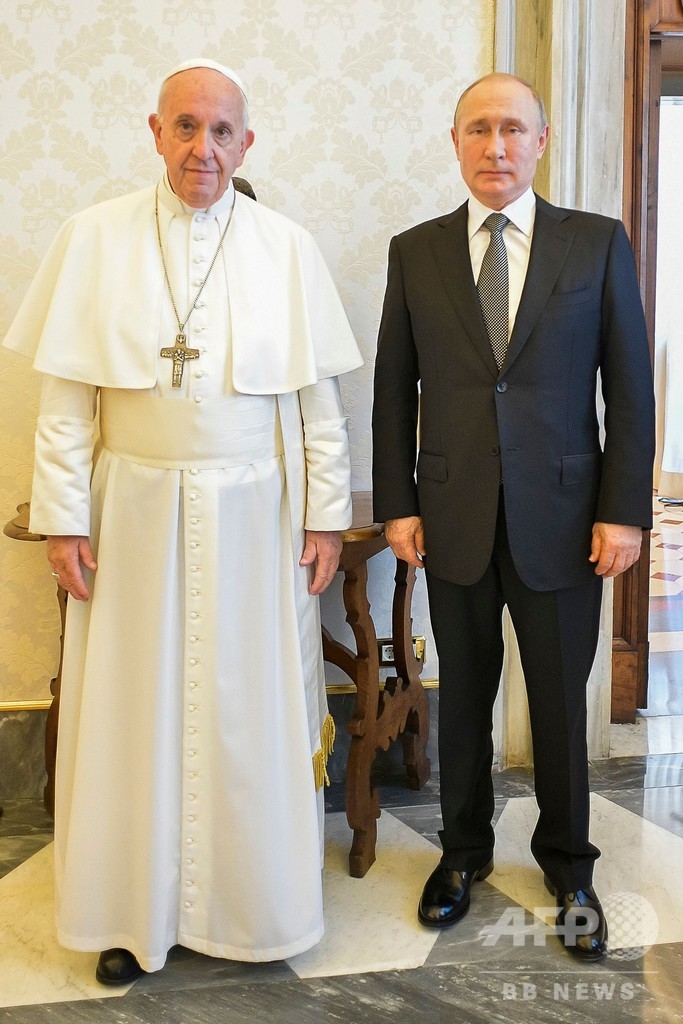 プーチン氏、イタリアとバチカンを電撃訪問 法王と会談