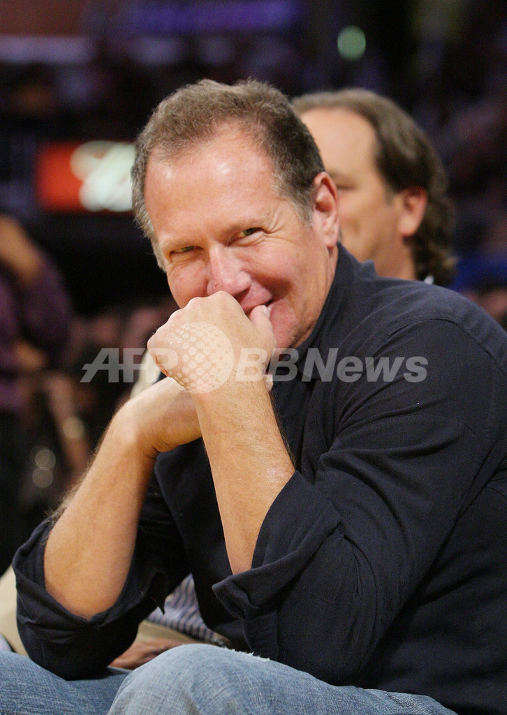 ニッキー・ヒルトンら著名人がNBAの試合を観戦