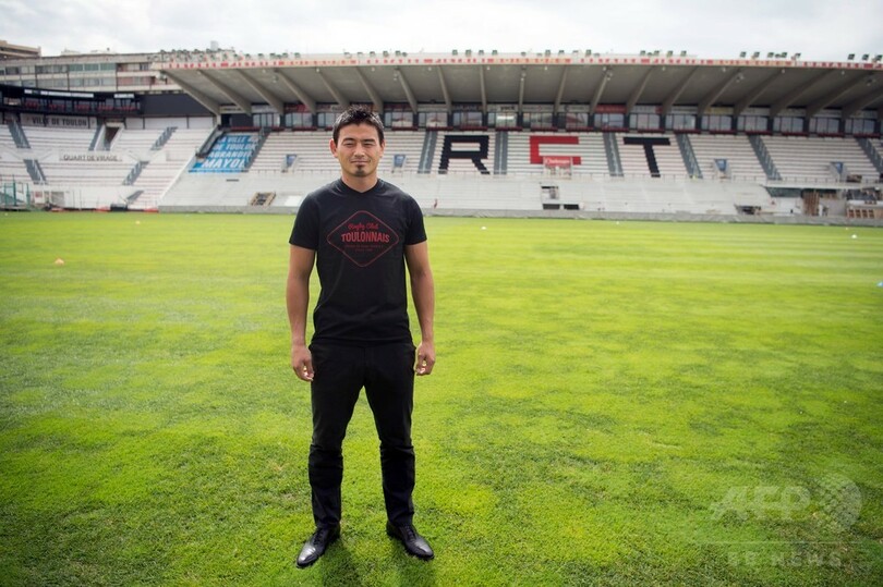 五郎丸がトゥーロン入団会見、厳しい定位置争いも歓迎