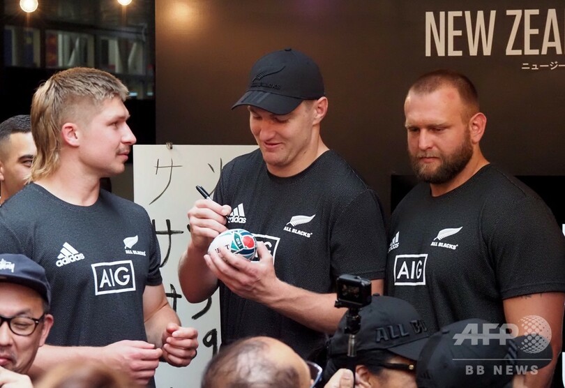 南ア撃破から一夜、オールブラックスが都内でファンと交流 ラグビーW杯