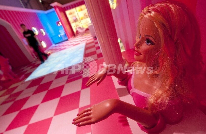 等身大の「バービーの夢の家」ドイツにオープン、FEMENのトップレス抗議も