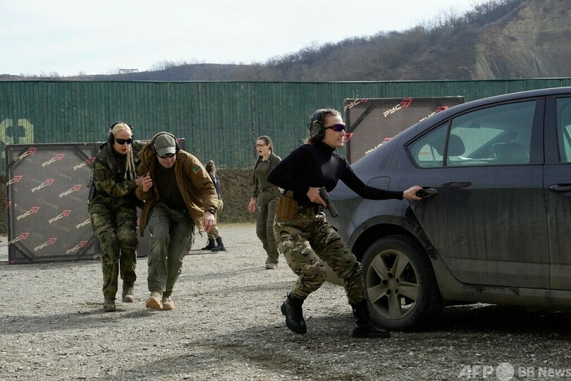 チェチェンで女性ボディーガードの初訓練 ロシア特殊部隊大学