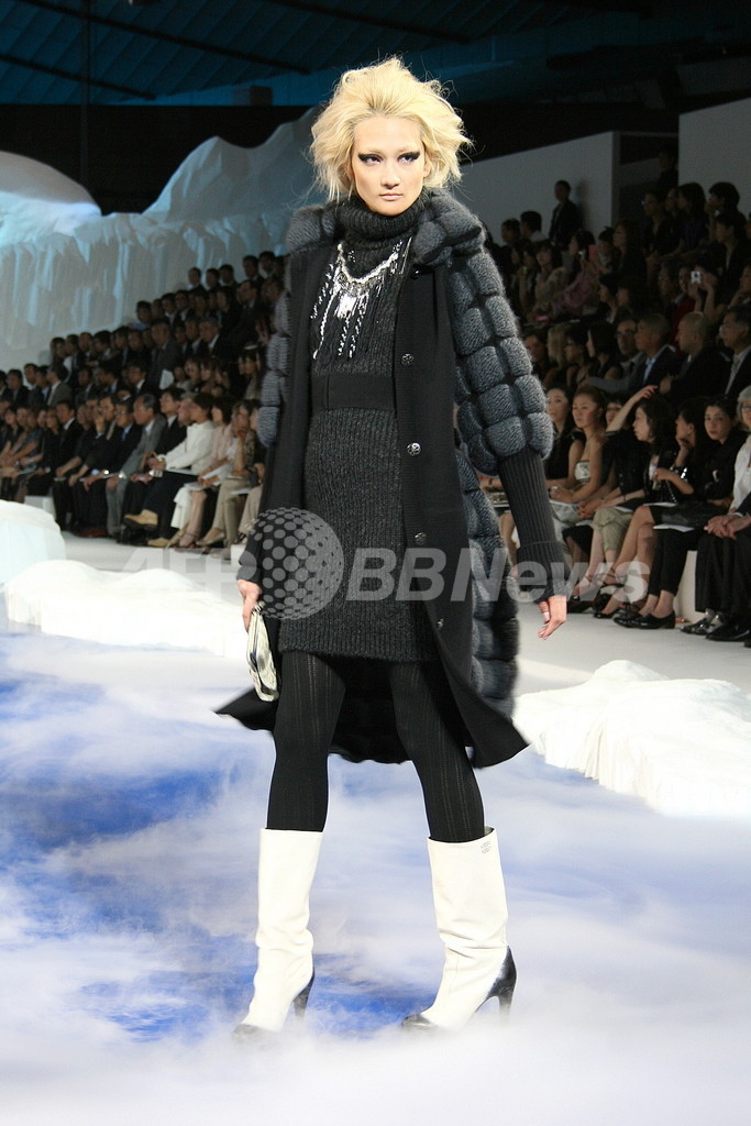 「シャネル」10/11年秋冬プレタポルテ、都内でファッションショー開催