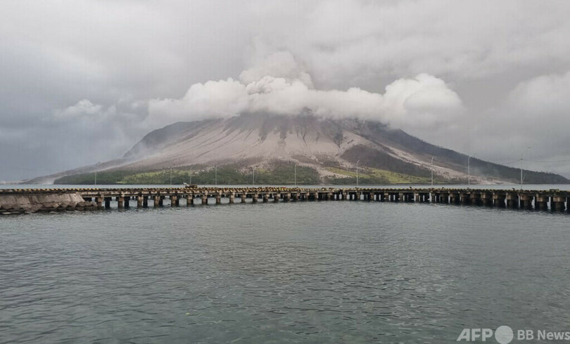 インドネシア噴火で国際空港閉鎖 「火山灰飛散」を警戒