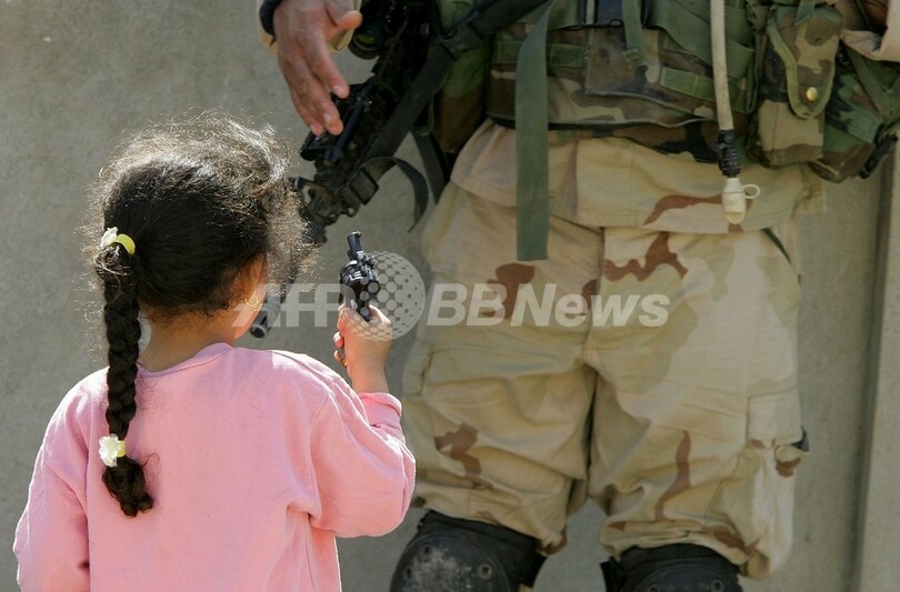 中古のベビーカーから銃弾入り拳銃、ドイツ