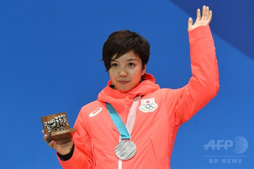 メダルを授与された銀の小平と銅の高木、スピードスケート女子1000m