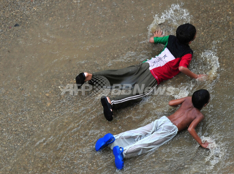 土砂降りの雨も楽しむパキスタンの子どもたち