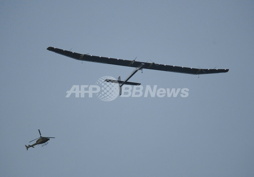 スイスのソーラー飛行機、初の国際飛行に成功