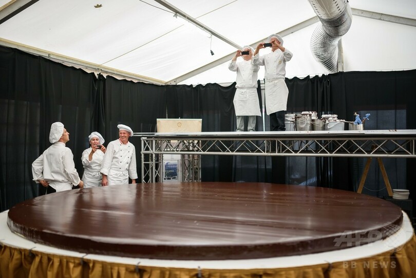 直径4メートル、巨大なザッハトルテ スロベニア