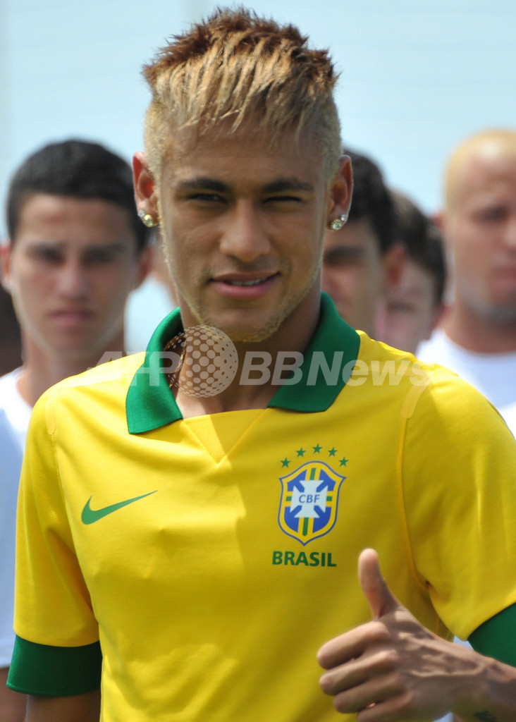 ブラジル代表が新ユニフォームを発表、ネイマールがお披露目