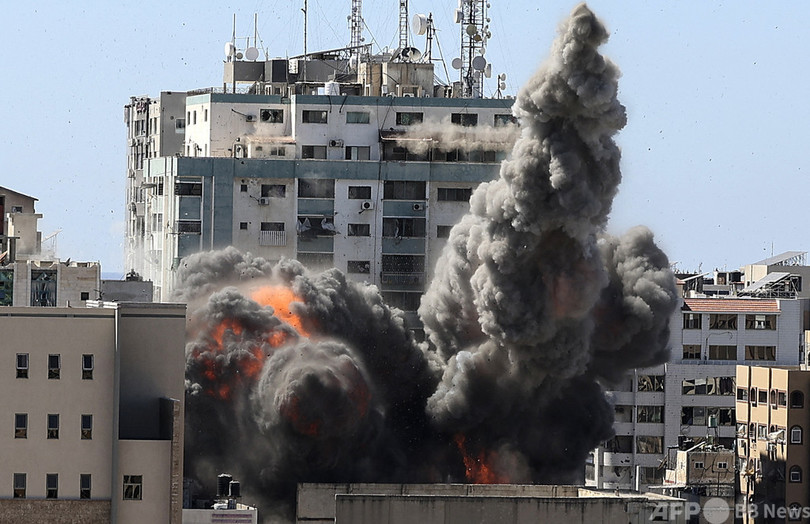 イスラエルのガザ空爆、家族10人死亡 米AP通信など入居のビルも倒壊