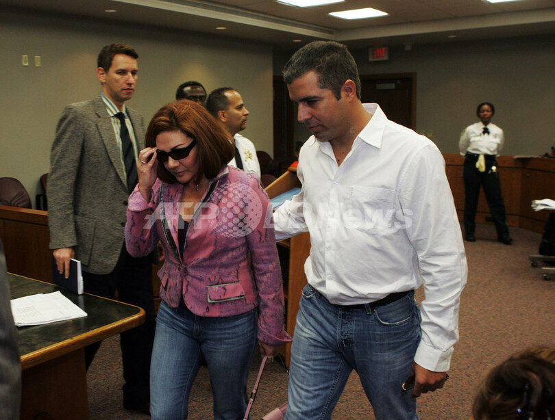 アレハンドロ・サンズへの脅迫容疑で元使用人夫婦が訴えられる - 米国